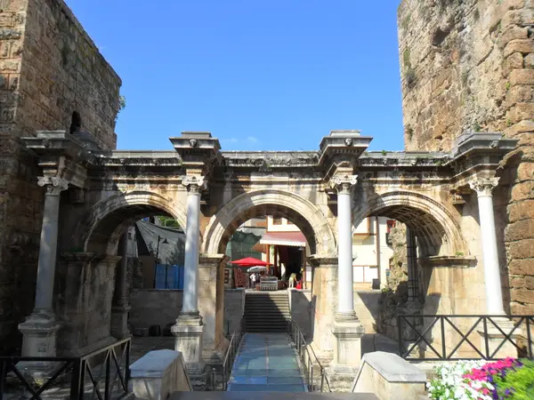Hadrian Kapısı (Üçkapılar)